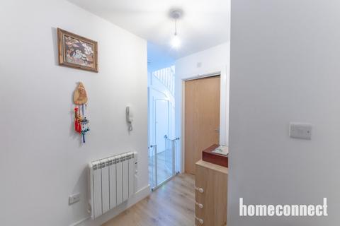 2 bedroom flat for sale, High Street, Ilford IG6
