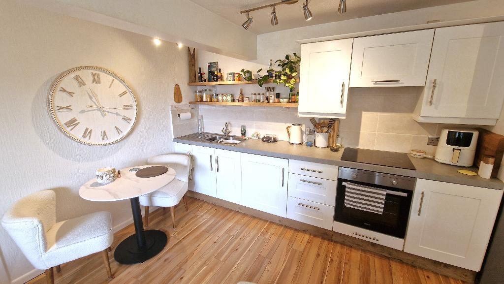Kitchen / Dining Area