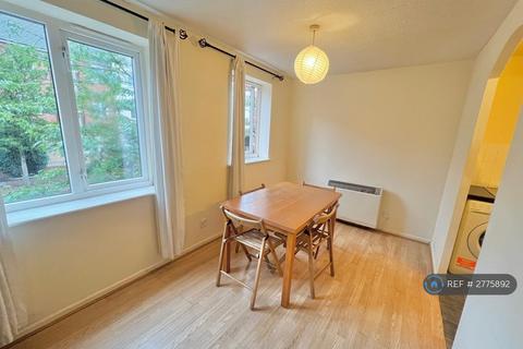 1 bedroom in a flat share to rent, Stretford Road, Manchester, M15