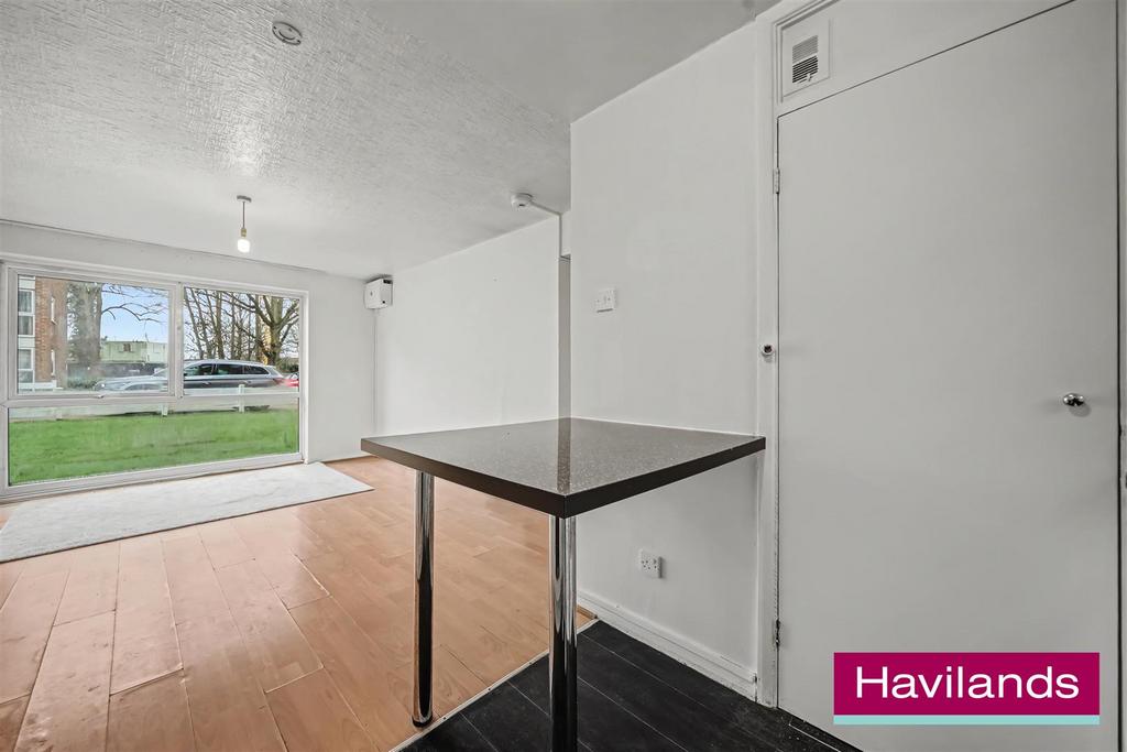 6 Hansart Way EN2 8 NB-11.jpg