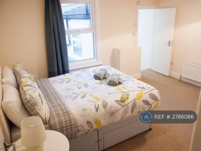 Upstairs En-Suite Bedroom 1