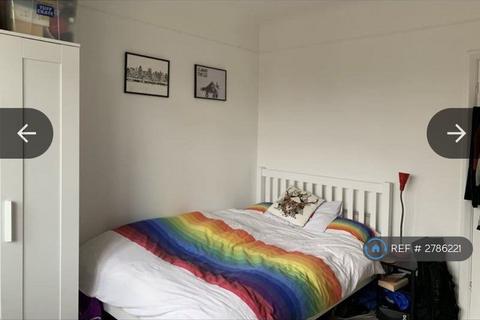 1 bedroom in a flat share to rent, Bramshill Gardens, London, NW5