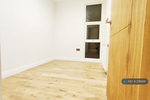 2 bedroom flat to rent, Norbury Court Road, London, SW16
