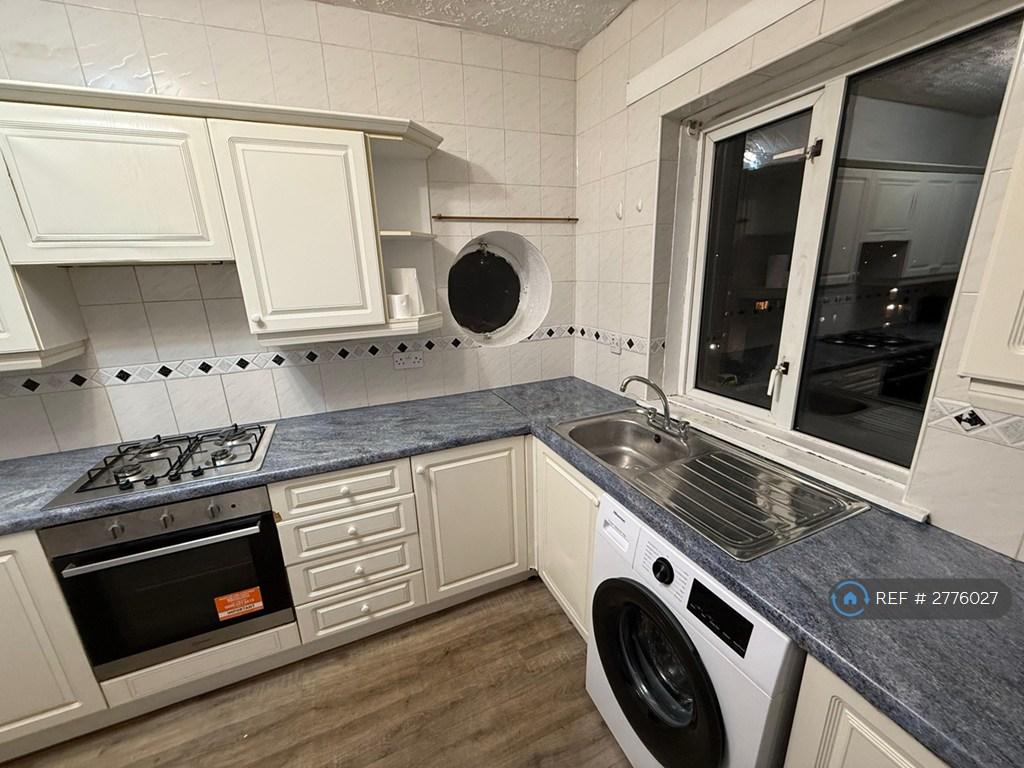 Kitchen (Alternate View)
