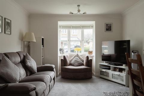 2 bedroom flat for sale, Kingsfield Way, Redhill