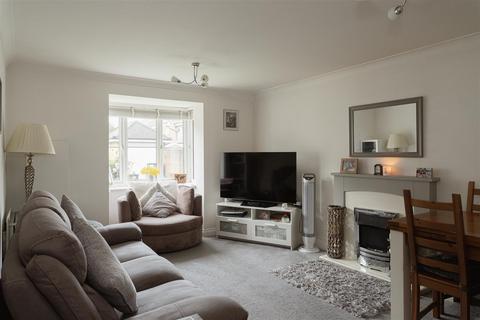 2 bedroom flat for sale, Kingsfield Way, Redhill