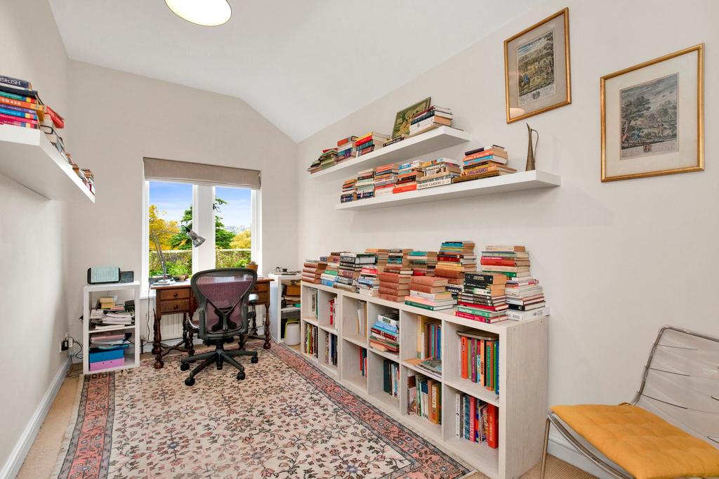 Bedroom/ Study