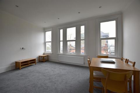 2 bedroom apartment to rent, Holmesdale Road, Reigate
