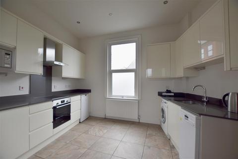 2 bedroom apartment to rent, Holmesdale Road, Reigate