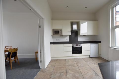 2 bedroom apartment to rent, Holmesdale Road, Reigate