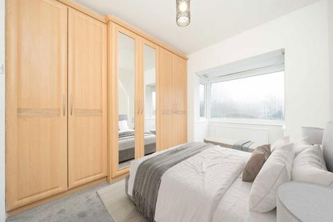 3 bedroom semi-detached house to rent, Westside, Hendon NW4
