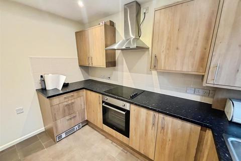 3 bedroom mews to rent, Queen Elizabeth Road, Nuneaton
