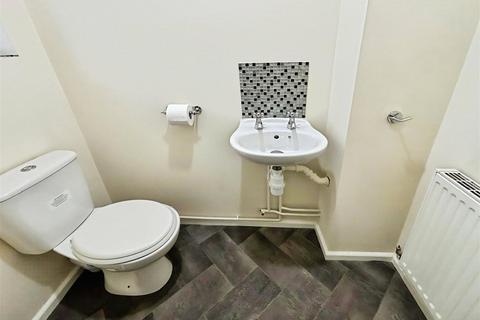 3 bedroom mews to rent, Queen Elizabeth Road, Nuneaton