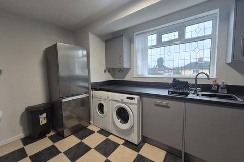 2 bedroom semi-detached house to rent, Cradley Road, Netherton