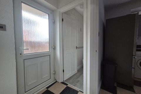 2 bedroom semi-detached house to rent, Cradley Road, Netherton