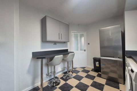 2 bedroom semi-detached house to rent, Cradley Road, Netherton