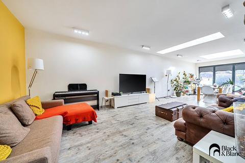 3 bedroom semi-detached house for sale, Addington Road, West Wickham, BR4