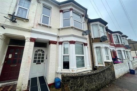 2 bedroom flat to rent, Gordon Road, Southend on Sea