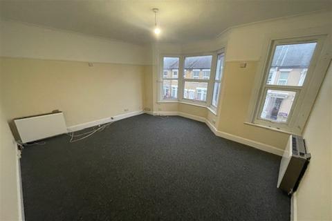 2 bedroom flat to rent, Gordon Road, Southend on Sea