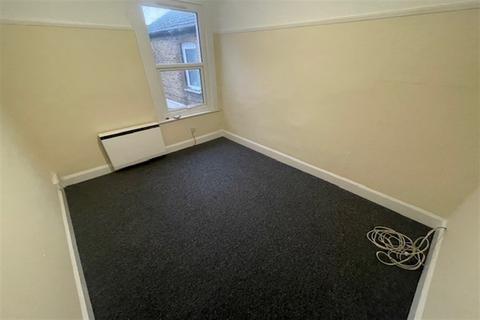 2 bedroom flat to rent, Gordon Road, Southend on Sea