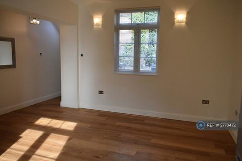 2 bedroom flat to rent, The Broadway, Chesham, HP5