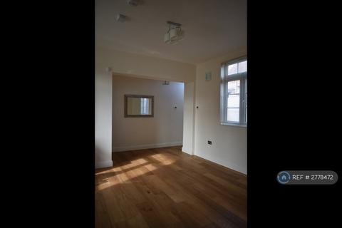 2 bedroom flat to rent, The Broadway, Chesham, HP5