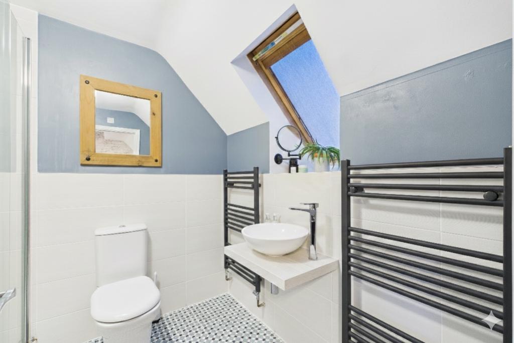 Modern clean bright ensuite principle bedroom