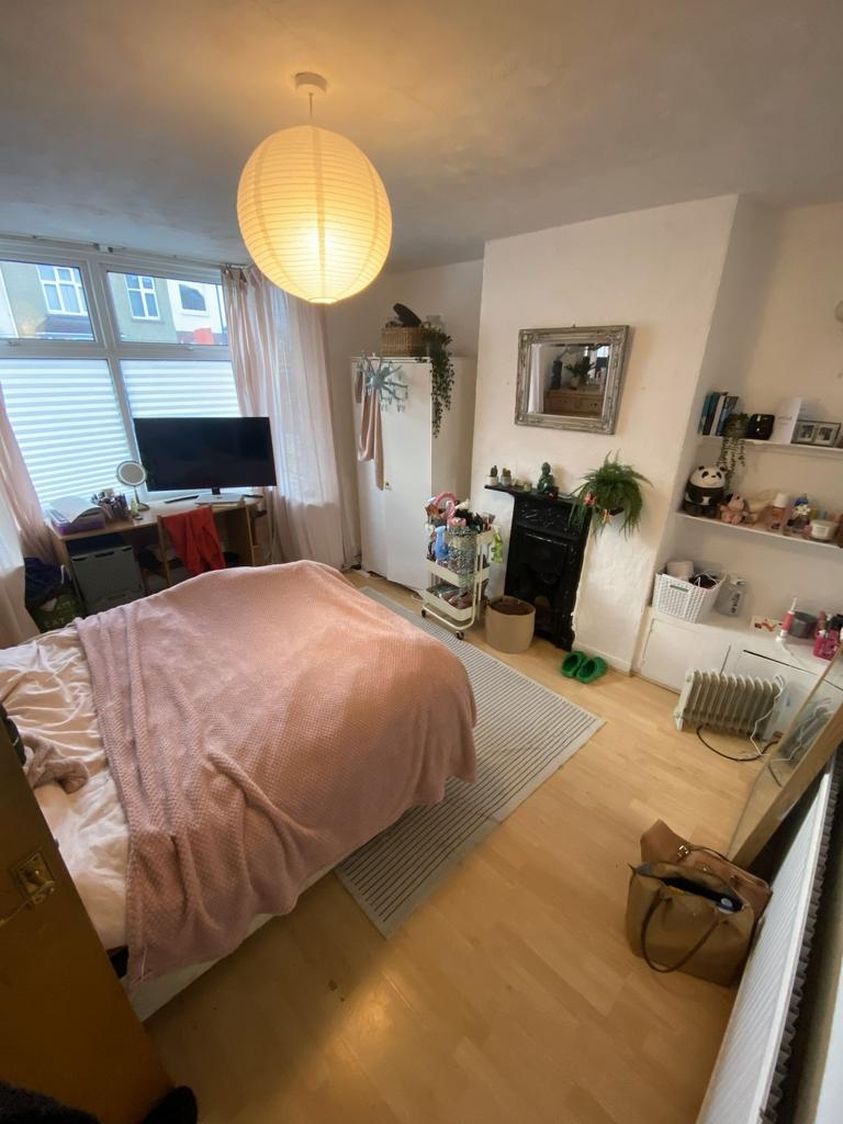 Bright, cosy bedroom with a double bed dressed ...