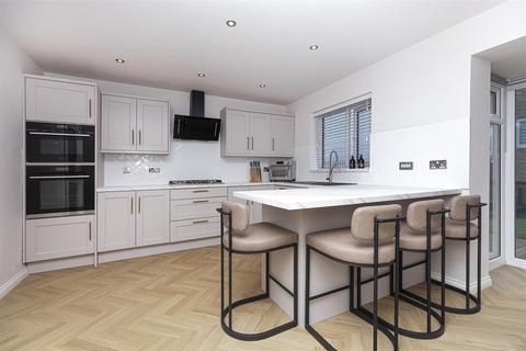 4 bedroom detached house for sale, Pavilion View, Huddersfield HD3