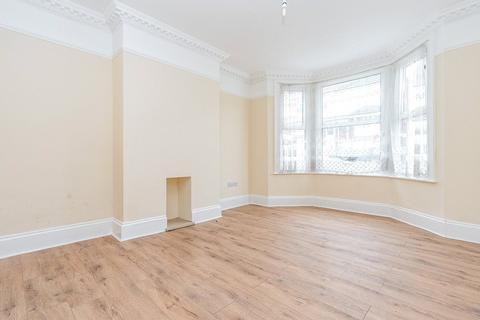 4 bedroom semi-detached house to rent, Wyles Road, Kent ME4