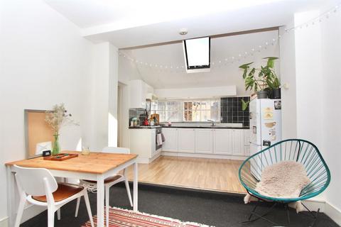 2 bedroom flat to rent, Stoke Newington Road, London N16