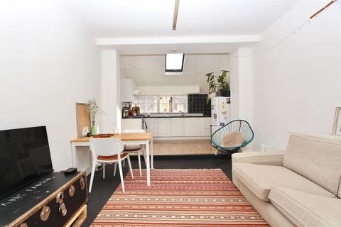 2 bedroom flat to rent, Stoke Newington Road, London N16