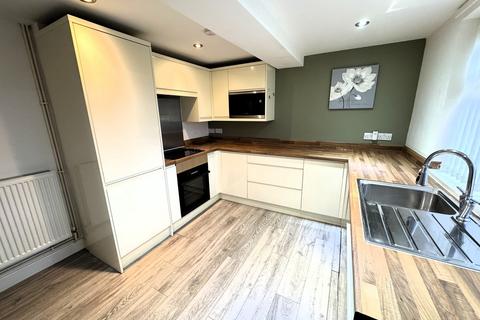 3 bedroom semi-detached house to rent, Forest Road, Newark NG22