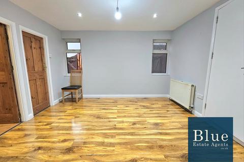 4 bedroom semi-detached house to rent, Stanwell Road, Ashford, TW15