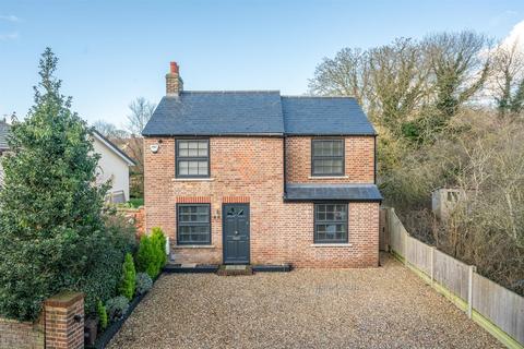 4 bedroom detached house to rent, Kensworth Road, Studham, LU6 2QF