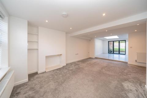 4 bedroom detached house to rent, Kensworth Road, Studham, LU6 2QF