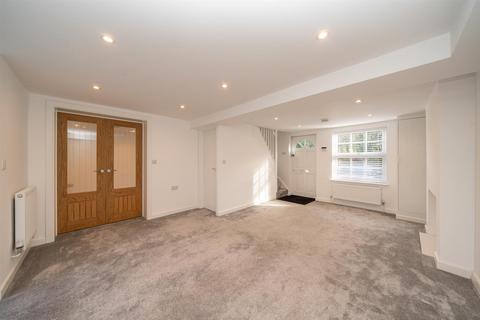 4 bedroom detached house to rent, Kensworth Road, Studham, LU6 2QF