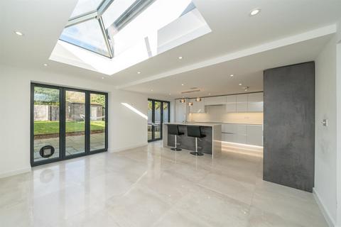 4 bedroom detached house to rent, Kensworth Road, Studham, LU6 2QF