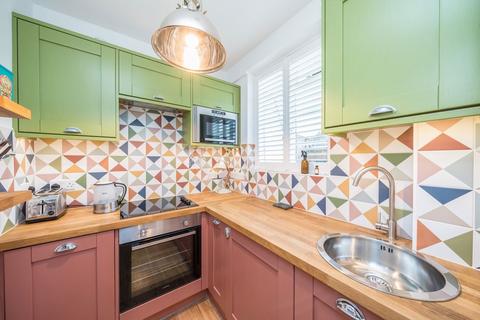 Studio to rent, Sheen Road, Richmond TW9