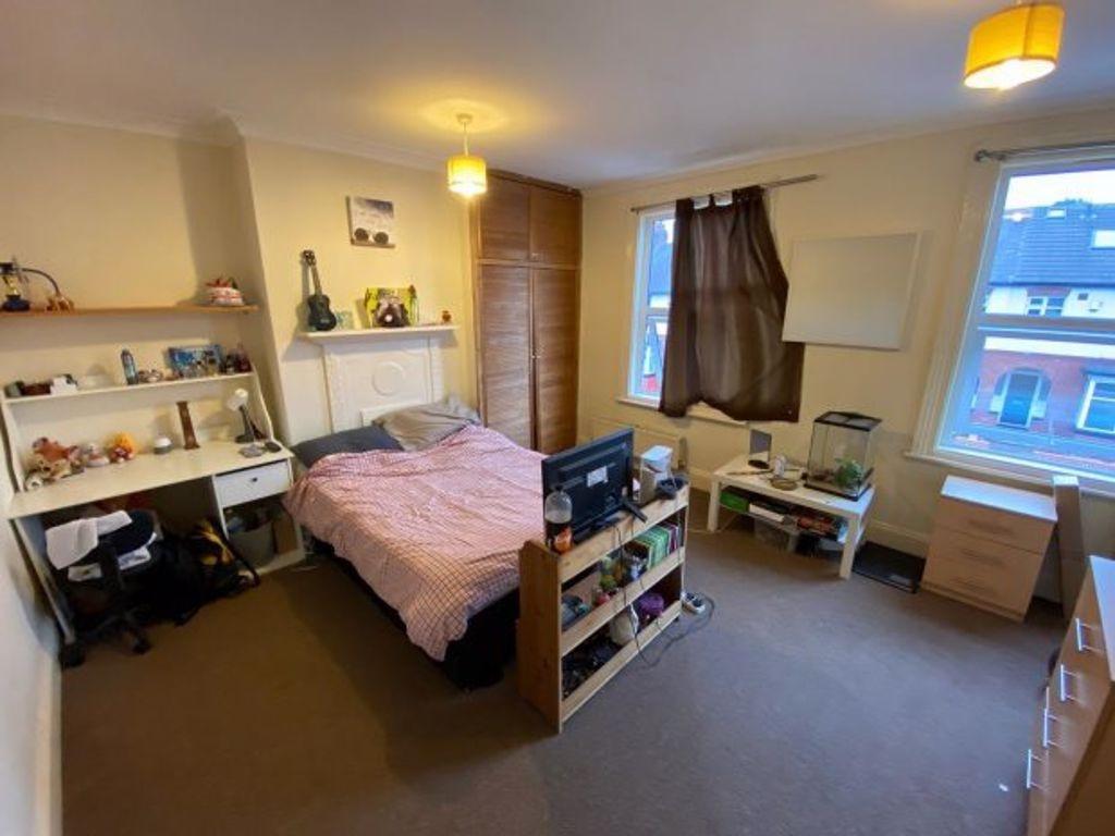 Bright, well-presented double bedroom with larg...