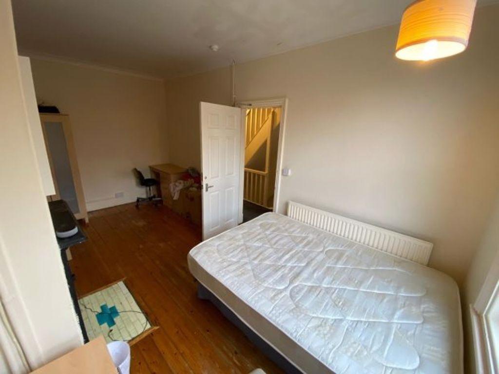 Bright double bedroom with a comfortable double...