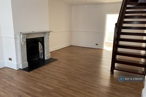3 bedroom terraced house to rent, The Links, London, E17