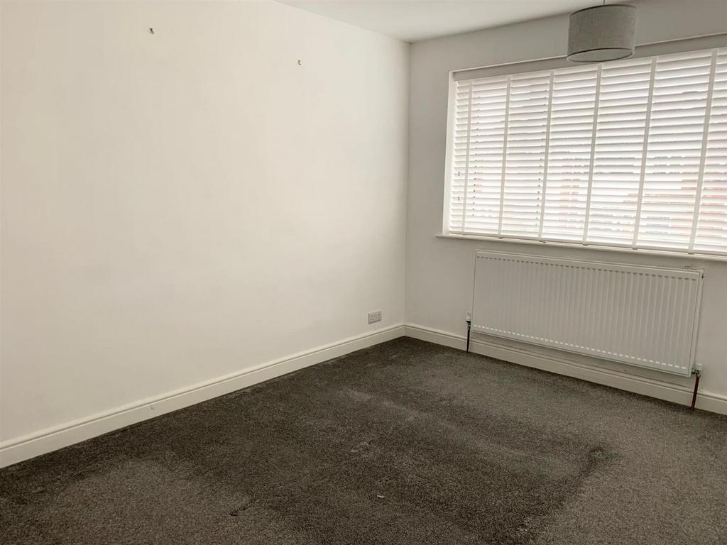 3 Castle View Bedroom 02 26.jpg
