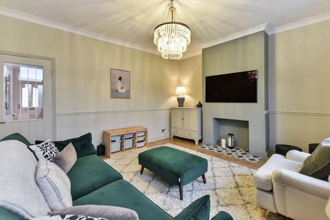4 bedroom end of terrace house for sale, Temple View, Wakefield WF3