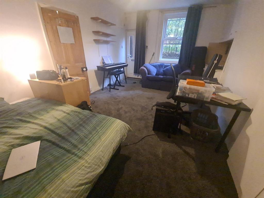 Bright, well-appointed double bedroom with a co...