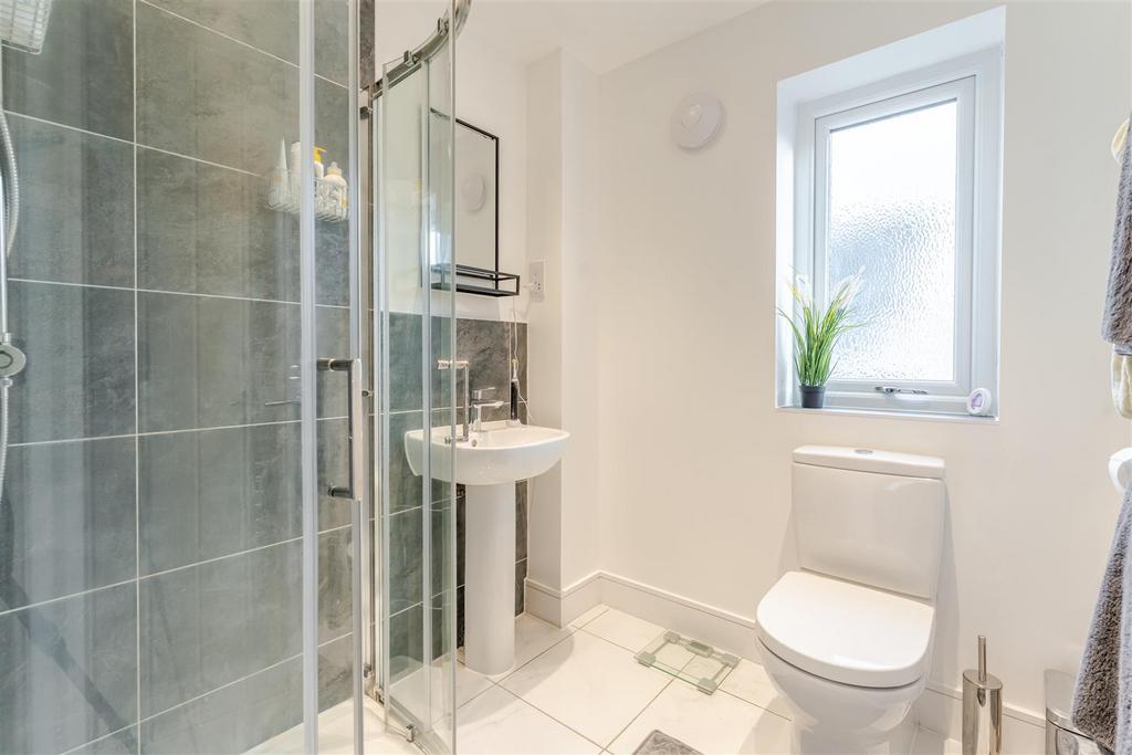 11 - ensuite.jpg