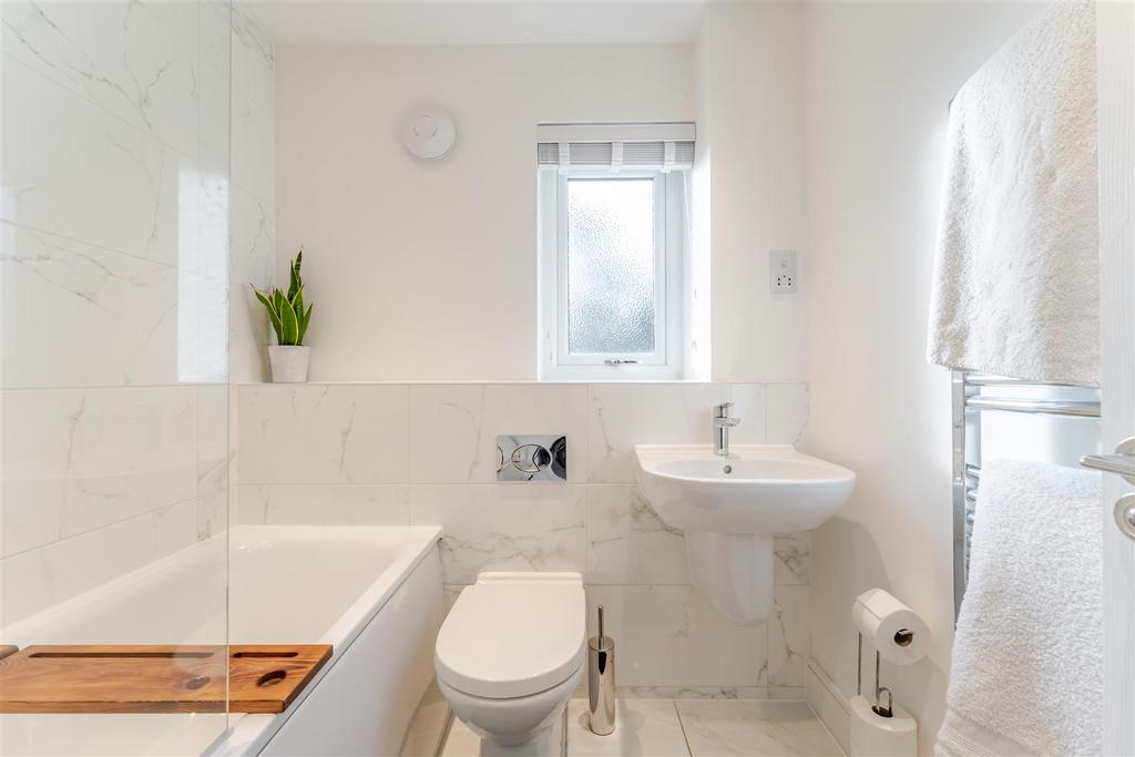 14 - bathroom.jpg