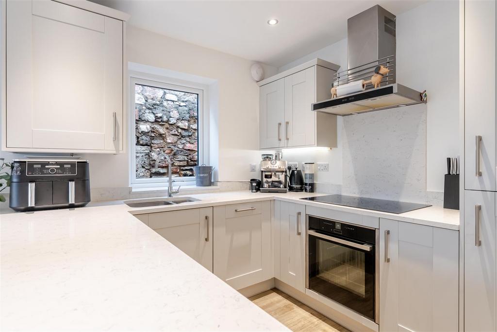 7 - kitchen.jpg