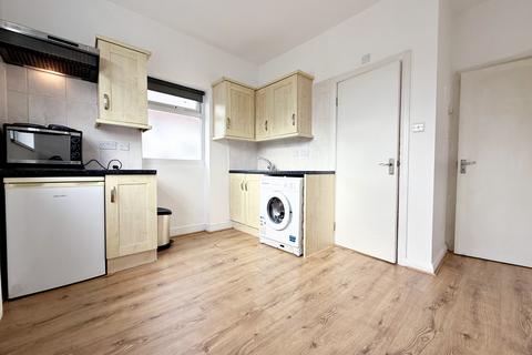 Studio to rent, Bathurst Walk, Iver, SL0