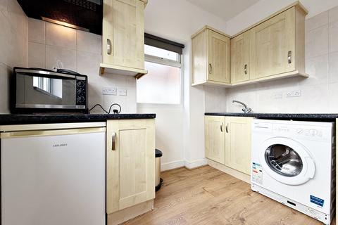 Studio to rent, Bathurst Walk, Iver, SL0